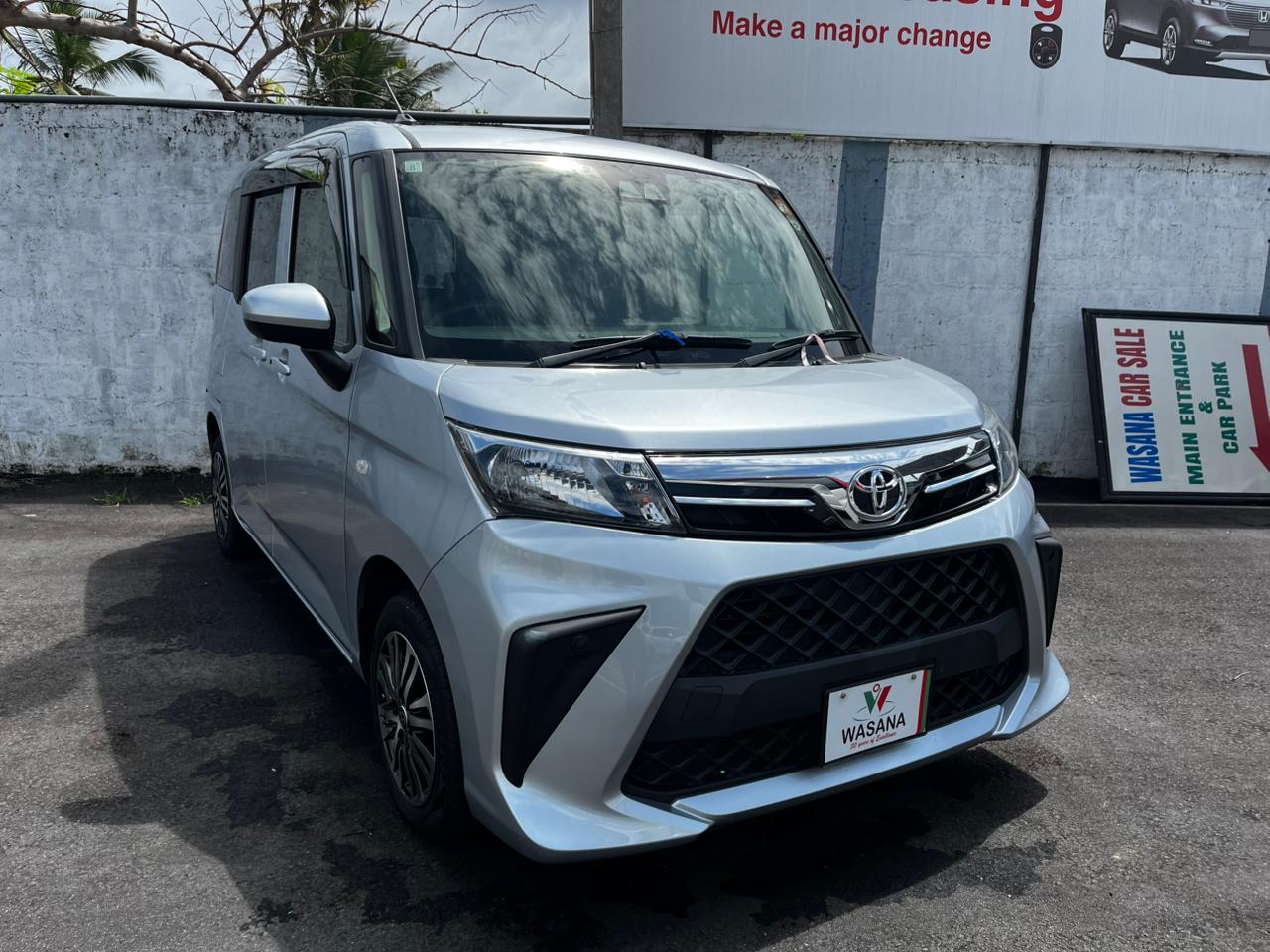 Toyota 5BA-M900A ROOMY